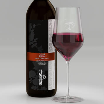 A pour of 2019 Vinas with label shown on bottle