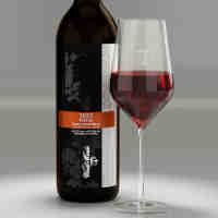 A pour of 2022 Vinas with label shown on bottle